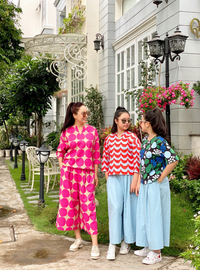Mê đồ tối giản đến cỡ này thì hè này bạn cũng sẽ “đổ gục” trước những item họa tiết rực rỡ trong BST này của UNIQLO - Ảnh 6. Mê đồ tối giản đến cỡ này thì hè này bạn cũng sẽ “đổ gục” trước những item họa tiết rực rỡ trong BST này của UNIQLO - Ảnh 6.