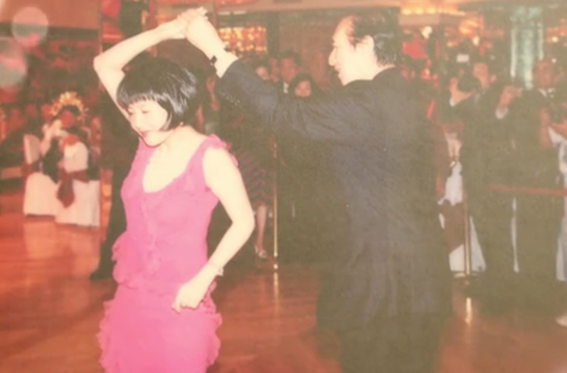 B&agrave; Tư đặc biệt của tr&ugrave;m s&ograve;ng bạc H&agrave; Hồng S&acirc;n: Vũ nữ đổi đời nhờ lọt v&agrave;o mắt xanh tỷ ph&uacute;, d&ugrave;ng lời n&oacute;i cũng đủ dập tắt "s&oacute;ng gi&oacute; gia tộc" - Ảnh 2.