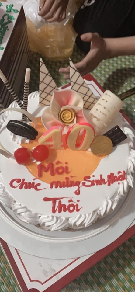 Đặt chiếc bánh kem chúc mừng sinh nhật kèm lời chúc viết vội, ai ngờ anh thợ thật thà 