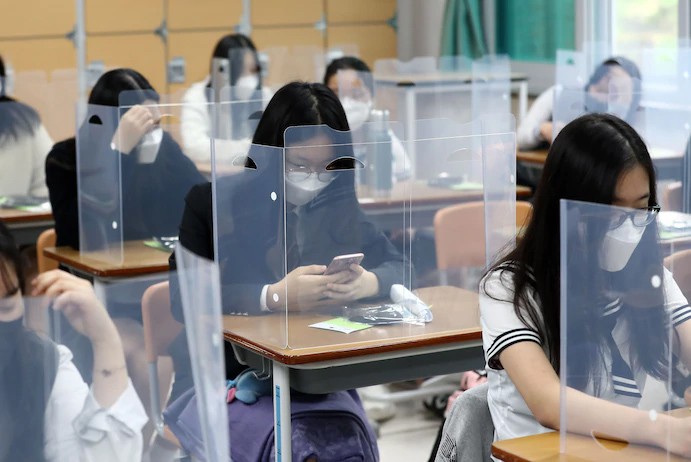 Hàn Quốc: Hơn 2 triệu học sinh trở lại trường bất chấp Covid-19 - Ảnh 1.