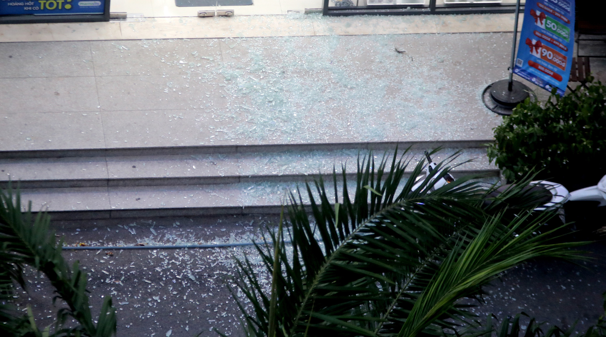 TP HCM: Hoảng loạn tháo chạy vì tảng kính trong khuôn viên chung cư sập - Ảnh 1.