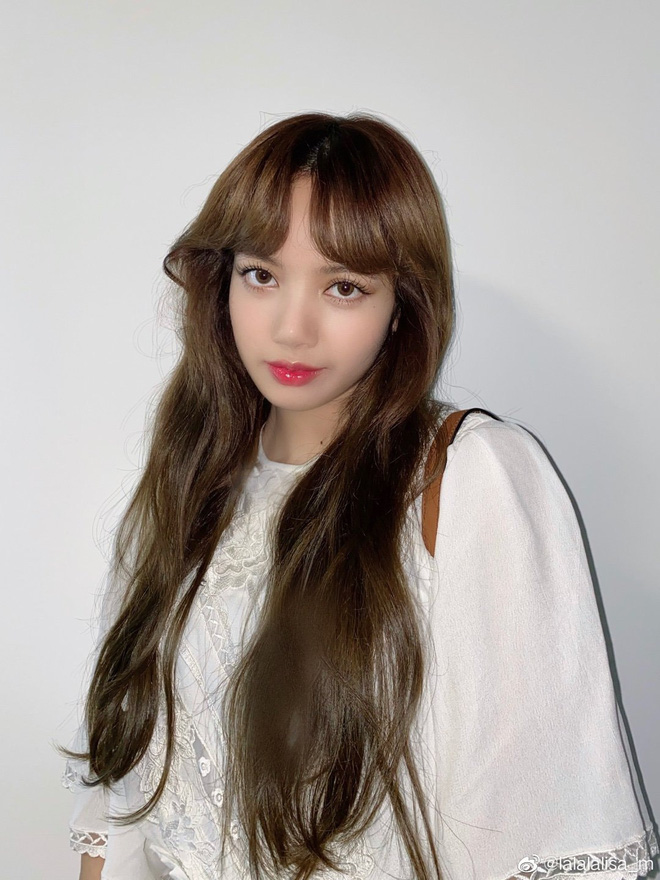 Với tóc mái bằng của Lisa, thành viên nhóm nhạc Blackpink, bạn sẽ được trải nghiệm cảm giác xinh đẹp, phong cách như ngôi sao Hàn Quốc. Hình ảnh sẽ giúp bạn tìm kiếm những mẫu tóc mái bằng hợp mốt nhất để tự tin khoe sắc với bạn bè.