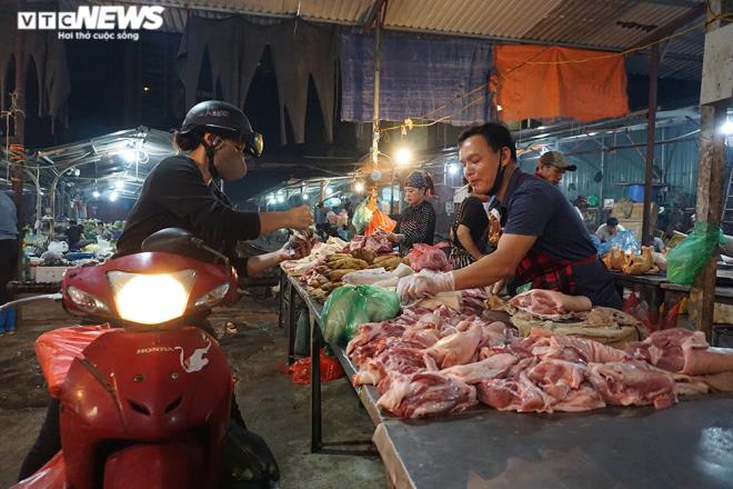 Bán thịt lợn ế ẩm, hàng loạt tiểu thương 'treo sạp', nghỉ chợ - Ảnh 1.