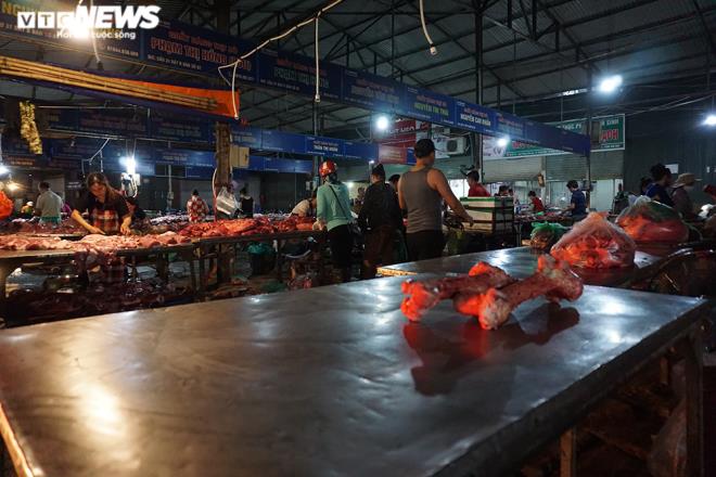 Bán thịt lợn ế ẩm, hàng loạt tiểu thương 'treo sạp', nghỉ chợ - Ảnh 8. Bán thịt lợn ế ẩm, hàng loạt tiểu thương 'treo sạp', nghỉ chợ - Ảnh 8.