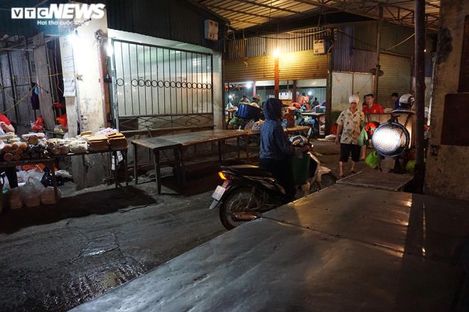 Bán thịt lợn ế ẩm, hàng loạt tiểu thương 'treo sạp', nghỉ chợ - Ảnh 7. Bán thịt lợn ế ẩm, hàng loạt tiểu thương 'treo sạp', nghỉ chợ - Ảnh 7.