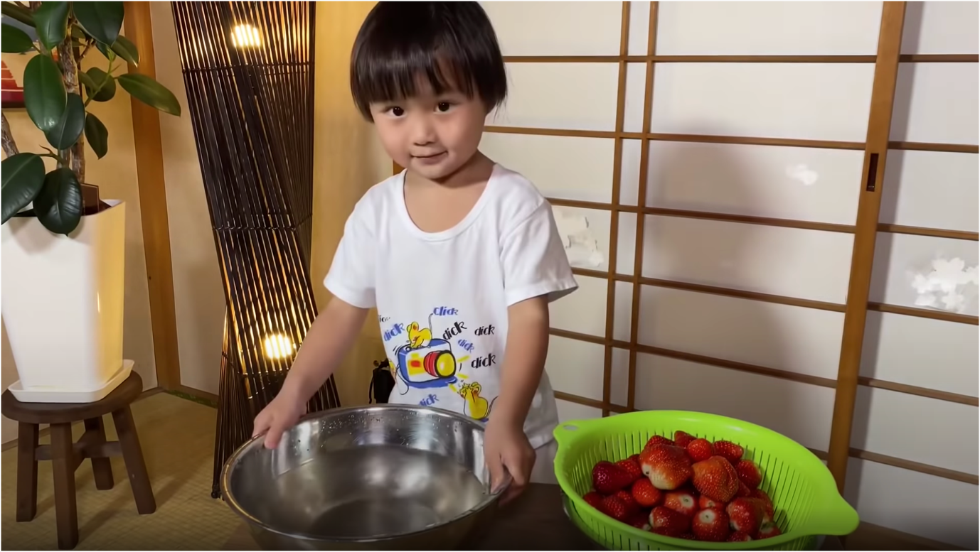 Quỳnh Trần JP trổ tài làm ly thạch rau câu khổng lồ phủ vàng 24K, còn chia sẻ bí kíp để giúp con cao lớn từ mẹ Nhật - Ảnh 1. Quỳnh Trần JP trổ tài làm ly thạch rau câu khổng lồ phủ vàng 24K, còn chia sẻ bí kíp để giúp con cao lớn từ mẹ Nhật - Ảnh 1.