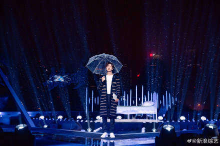 Vương Nhất Bác cầm ô đứng dưới mưa liên lao thẳng lên Hot Search Weibo