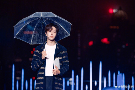 Vương Nhất Bác cầm ô đứng dưới mưa liên lao thẳng lên Hot Search, sức mạnh của trai đẹp quá kinh khủng - Ảnh 7.