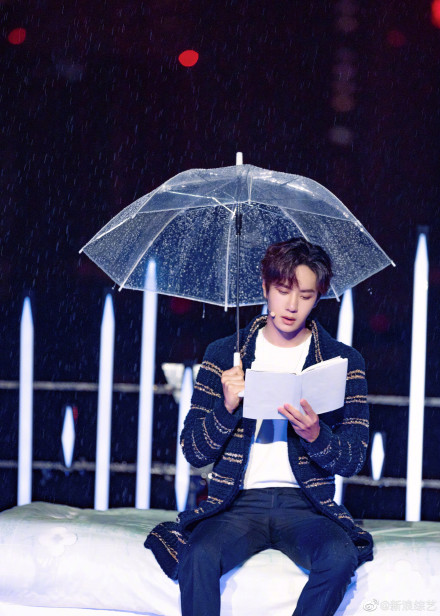Vương Nhất Bác cầm ô đứng dưới mưa liên lao thẳng lên Hot Search, sức mạnh của trai đẹp quá kinh khủng - Ảnh 6.