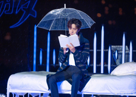 Vương Nhất Bác cầm ô đứng dưới mưa liên lao thẳng lên Hot Search Weibo