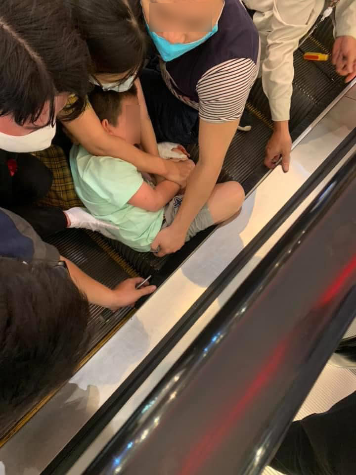 Bé trai bị kẹt chân vào thang cuốn