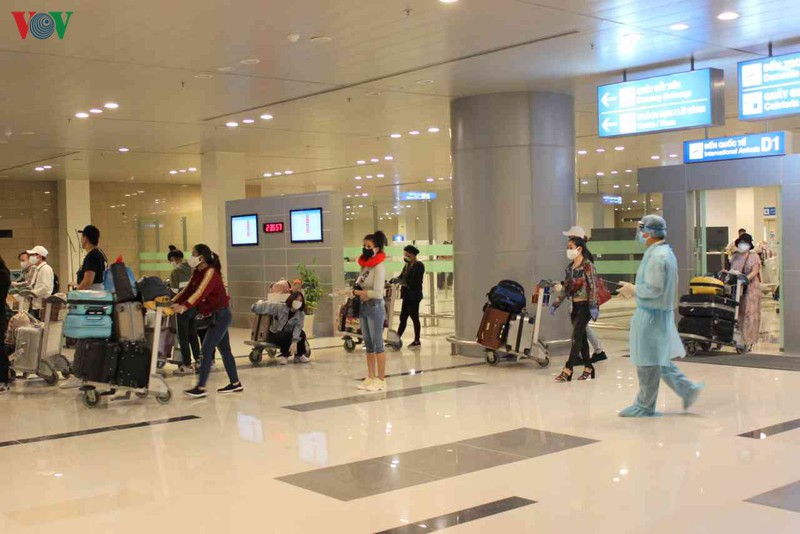 Cận cảnh quá trình đón 297 công dân Việt Nam từ UAE về nước - Ảnh 10.