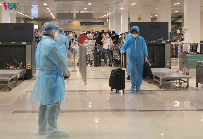 Cận cảnh quá trình đón 297 công dân Việt Nam từ UAE về nước - Ảnh 1.