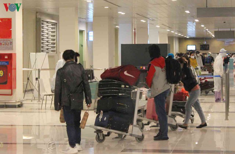 Cận cảnh quá trình đón 297 công dân Việt Nam từ UAE về nước - Ảnh 4.