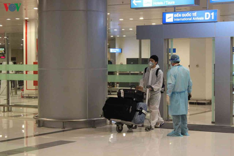 Cận cảnh quá trình đón 297 công dân Việt Nam từ UAE về nước - Ảnh 6.