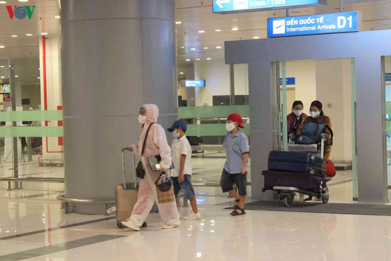Cận cảnh quá trình đón 297 công dân Việt Nam từ UAE về nước - Ảnh 7.
