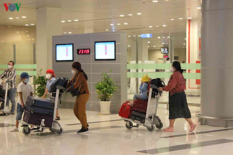 Cận cảnh quá trình đón 297 công dân Việt Nam từ UAE về nước - Ảnh 8.