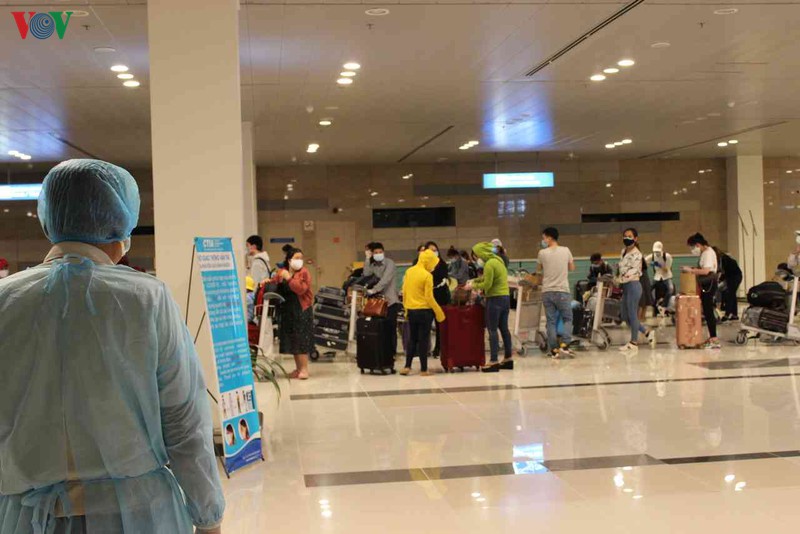 Cận cảnh quá trình đón 297 công dân Việt Nam từ UAE về nước - Ảnh 9.
