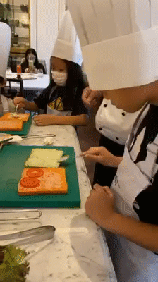 Hồ Ngọc Hà khoe con trai đảm đang học làm bánh, nhìn mới thấy bé Subeo trưởng thành hơn rất nhiều - Ảnh 2. Hồ Ngọc Hà khoe con trai đảm đang học làm bánh, nhìn mới thấy bé Subeo trưởng thành hơn rất nhiều - Ảnh 2.