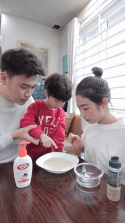Nguy cơ dịch vẫn còn, các mẹ trẻ dạy con với thí nghiệm đơn giản, giải thích vì sao cần rửa tay - Ảnh 3. Nguy cơ dịch vẫn còn, các mẹ trẻ dạy con với thí nghiệm đơn giản, giải thích vì sao cần rửa tay - Ảnh 3.