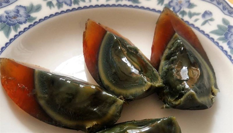 Bữa cơm ra mắt vui vẻ cho đến khi ch&agrave;ng trai gắp thức ăn cho bố vợ tương lai, chị em lắc đầu chỉ ngay c&aacute;i sai phải sửa ngay của thanh ni&ecirc;n n&agrave;y - Ảnh 2.