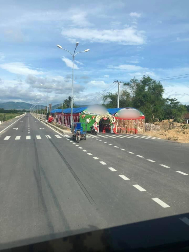 Hình ảnh rạp cưới dựng chiếm nguyên cả làn đường, dân mạng ngán ngẩm: &quot;Sợ người ta không biết nhà có hỉ hay sao?&quot; - Ảnh 7.