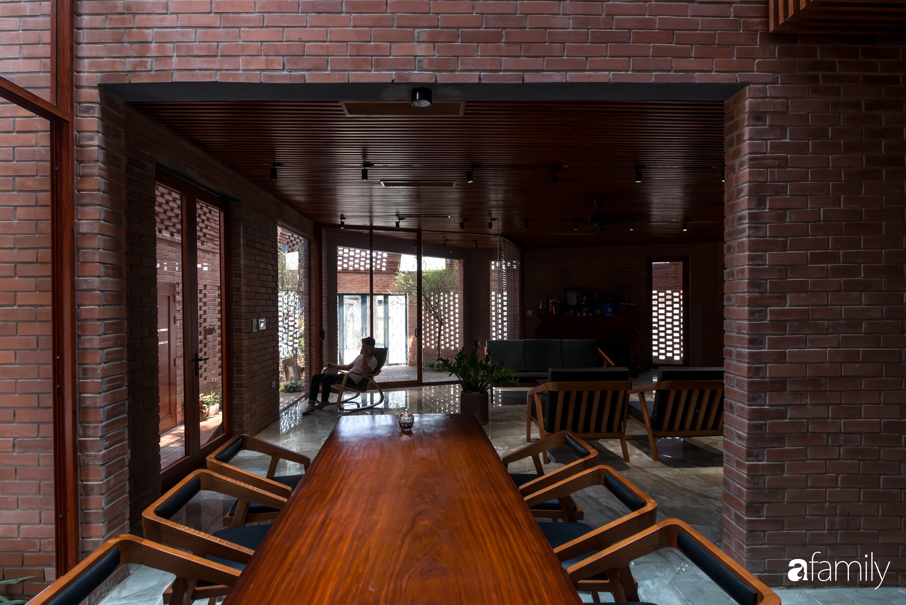 Ngôi nhà với hai lớp tường bằng gạch tạo điểm nhấn bằng những mảng xanh rau quả ở ngoại thành Hà Nội - Ảnh 10.