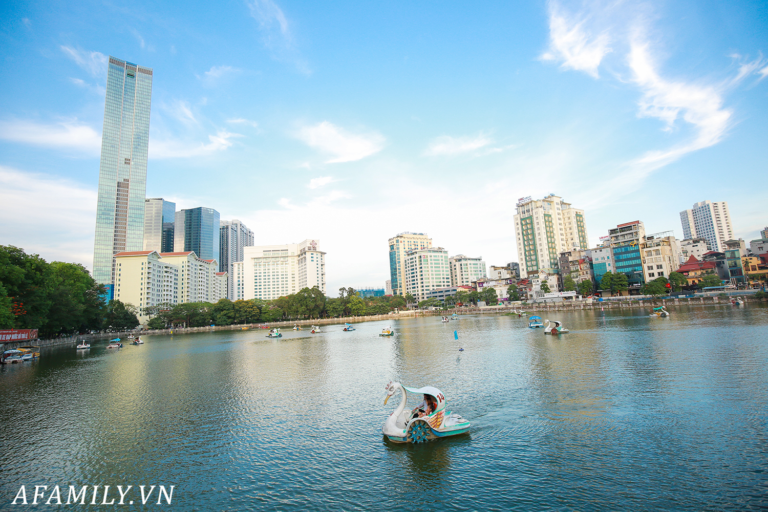 Cuối tuần công viên, trung tâm thương mại trở nên đông đúc lạ thường, do nhiều bậc cha mẹ cho trẻ vui Tết thiếu nhi sớm - Ảnh 8.