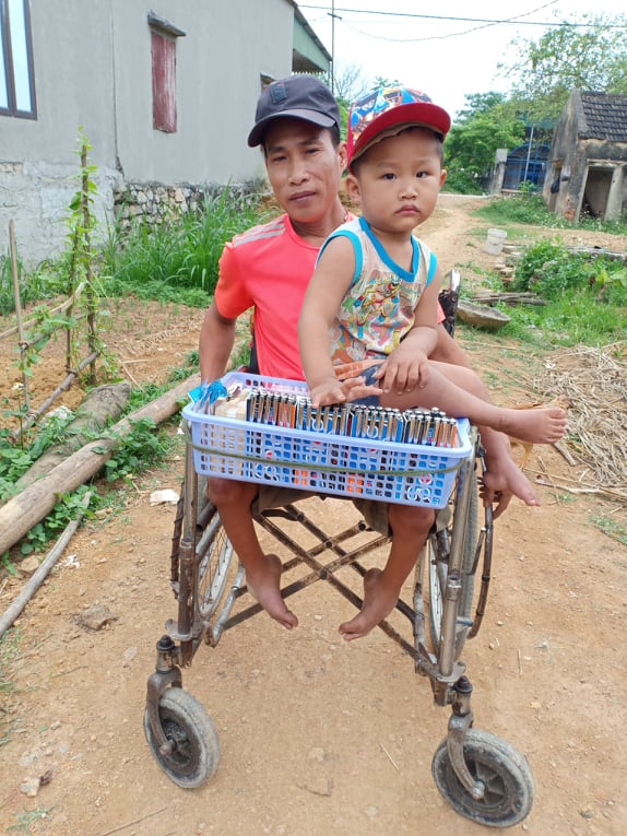 Người đàn ông xương thủy tinh 2 đời vợ bán hàng rong kiếm tiền chữa đôi chân bại liệt cho con trai 3 tuổi - Ảnh 1.
