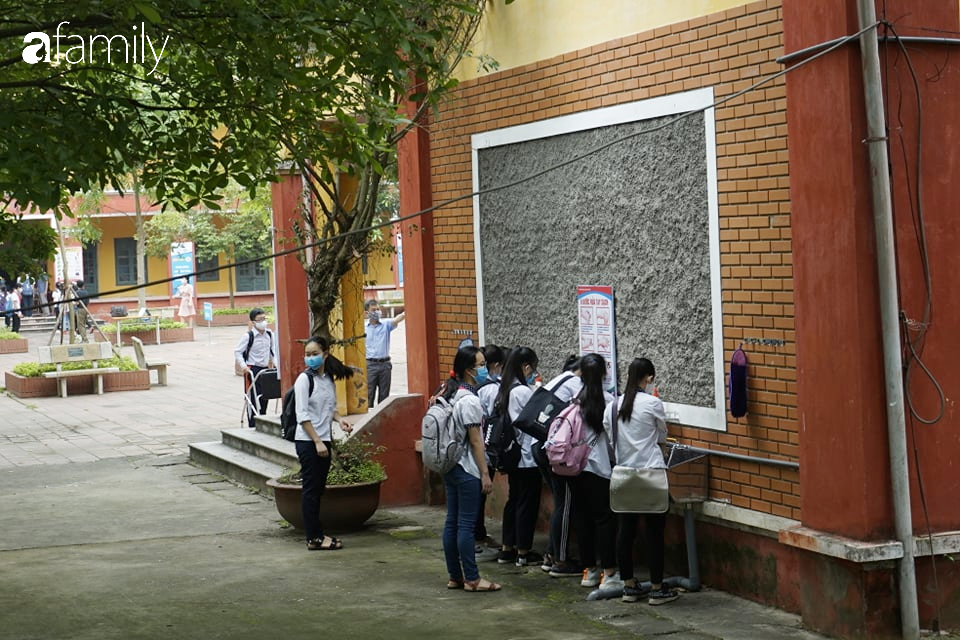 Học sinh háo hức đến trường sau 3 tháng nghỉ học: 100% đeo khẩu trang và được đo thân nhiệt ngay tại cổng trường - Ảnh 13.