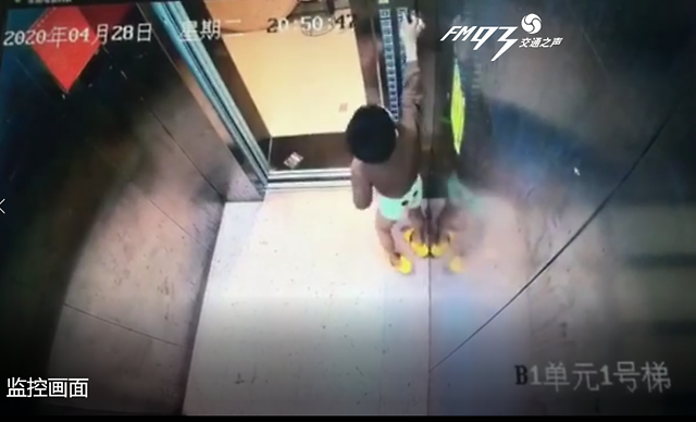 Đứa trẻ 9 tuổi một mình bước vào thang máy chẳng may gặp sự cố bất ngờ, sau khi coi lại camera giám sát bố mẹ sợ hãi khiếp vía - Ảnh 1.