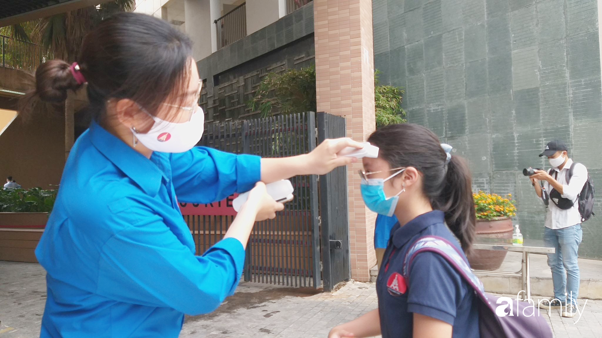 Học sinh háo hức đến trường như ngày Khai giảng: 100% đeo khẩu trang và được đo thân nhiệt, lớp chia theo số chẵn lẻ - Ảnh 3.