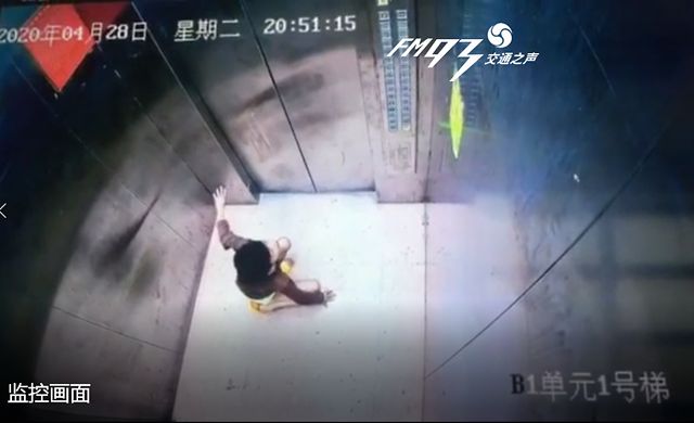 Đứa trẻ 9 tuổi một mình bước vào thang máy chẳng may gặp sự cố bất ngờ, sau khi coi lại camera giám sát bố mẹ sợ hãi khiếp vía - Ảnh 2.