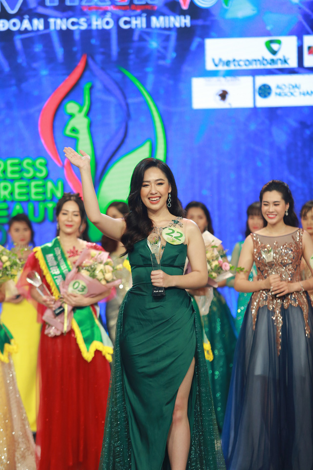 Dân tình sục sôi vì nữ phóng viên VTV xinh như mộng, nhưng hóa ra lại là "gương mặt thân quen" từng được săn đón một thời - Ảnh 4. Dân tình sục sôi vì nữ phóng viên VTV xinh như mộng, nhưng hóa ra lại là "gương mặt thân quen" từng được săn đón một thời - Ảnh 4.