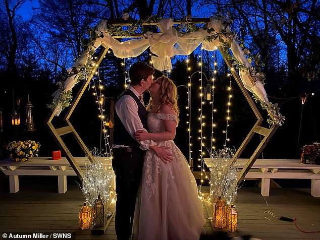Cặp đôi tự làm đám cưới ngay tại vườn nhà mà không có khách mời, sự xuất hiện của phù dâu còn gây ngạc nhiên hơn nữa - Ảnh 1.