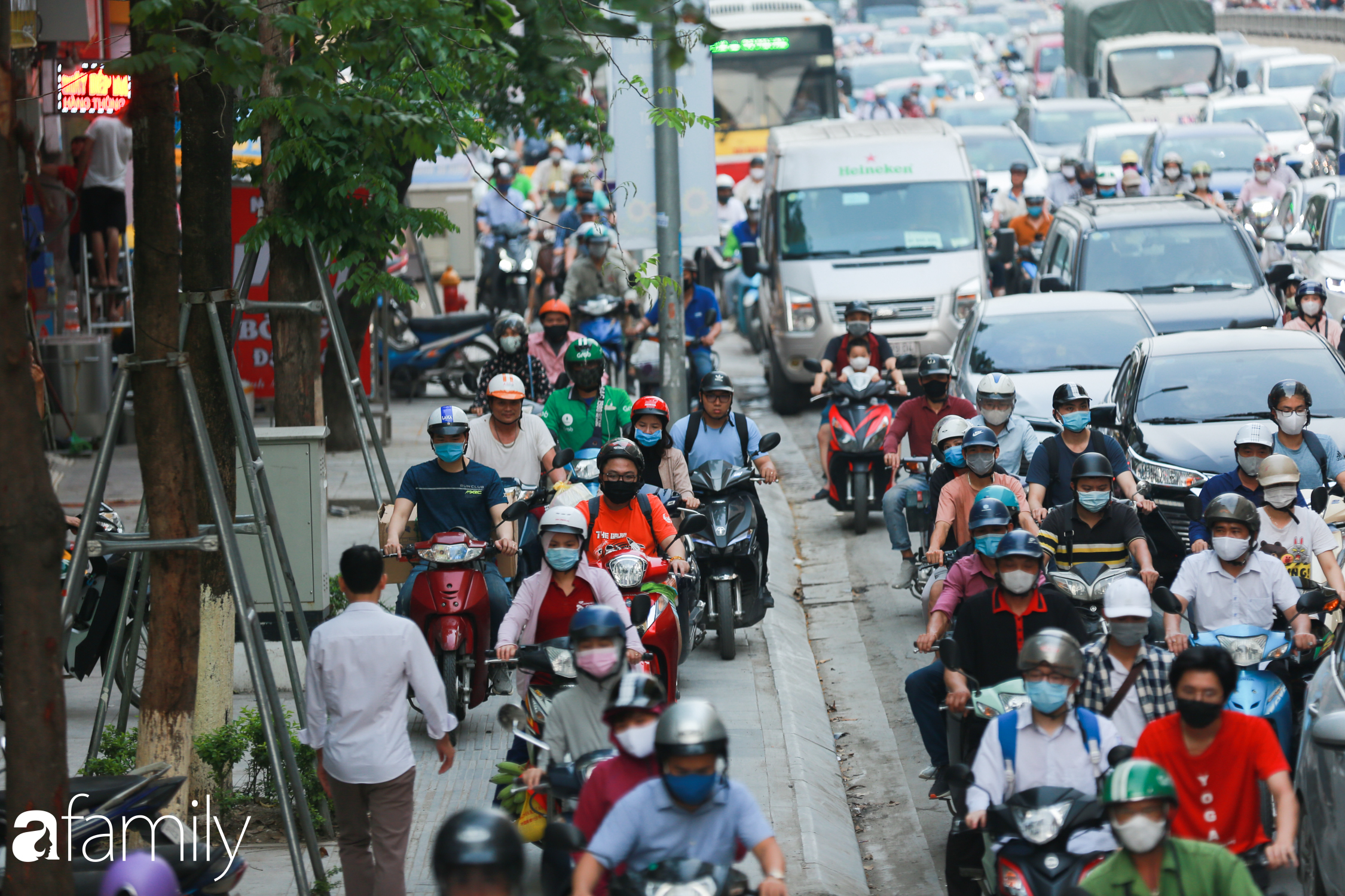 Hà Nội trở lại với &quot;đặc sản&quot; tắc đường vào giờ tan tầm, người ngồi xe máy kiệt sức giữa dòng người tấp nập - Ảnh 14.