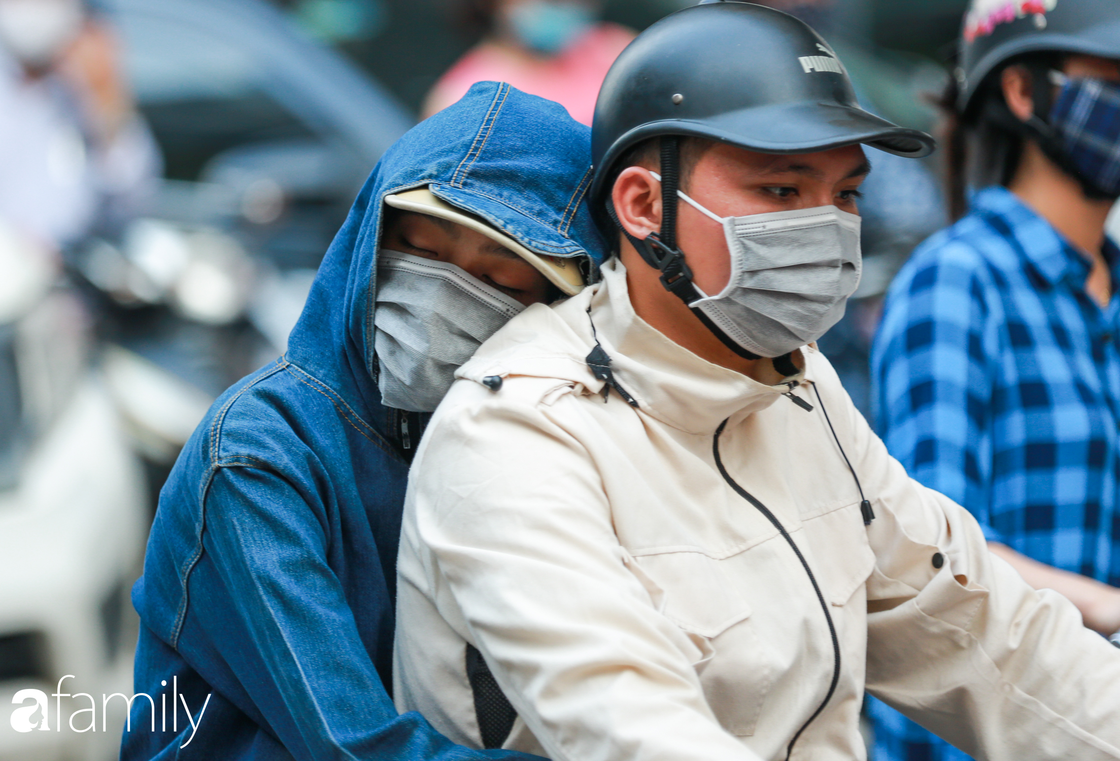 Hà Nội trở lại với &quot;đặc sản&quot; tắc đường vào giờ tan tầm, người ngồi xe máy kiệt sức giữa dòng người tấp nập - Ảnh 12.