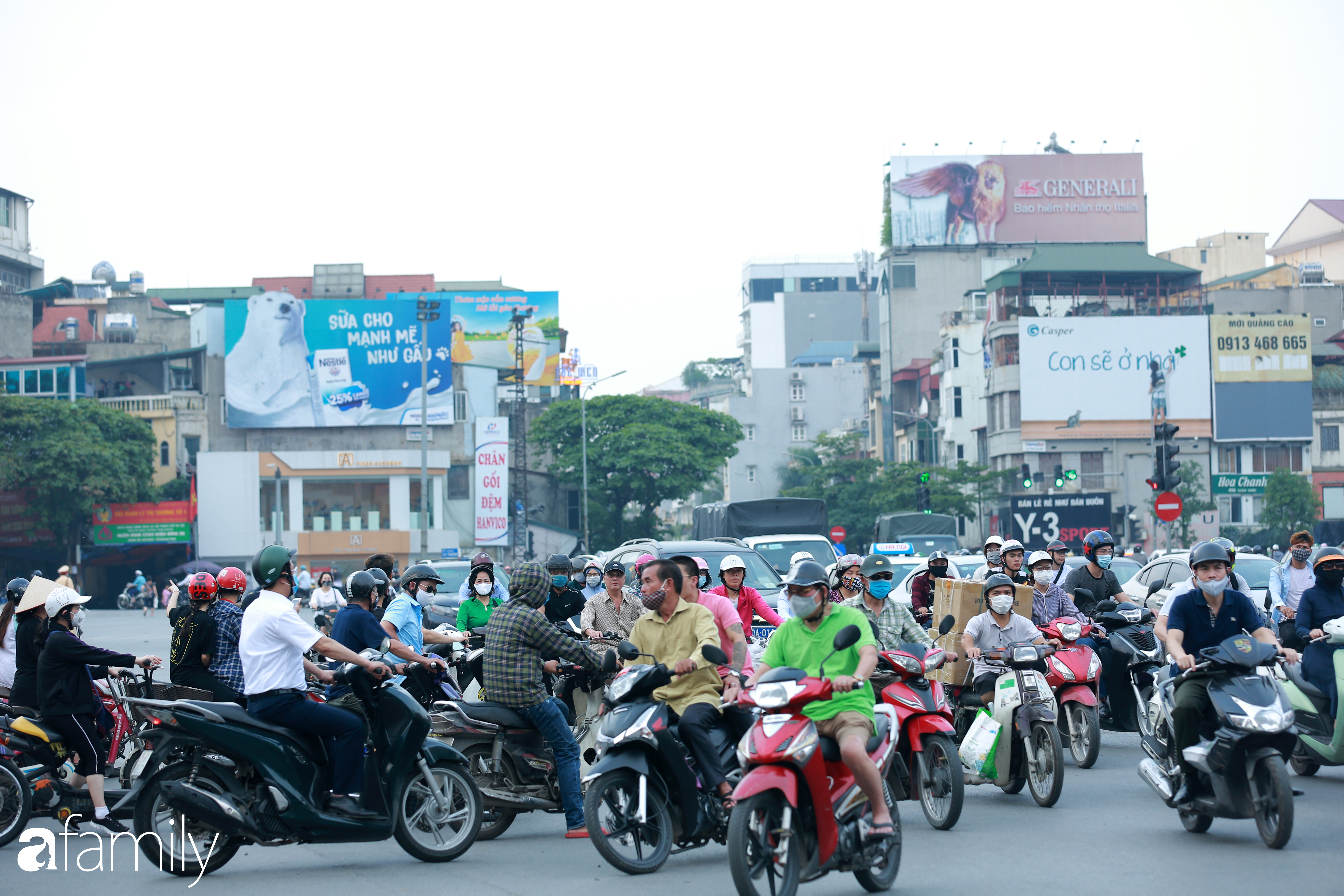 Hà Nội trở lại với &quot;đặc sản&quot; tắc đường vào giờ tan tầm, người ngồi xe máy kiệt sức giữa dòng người tấp nập - Ảnh 3.