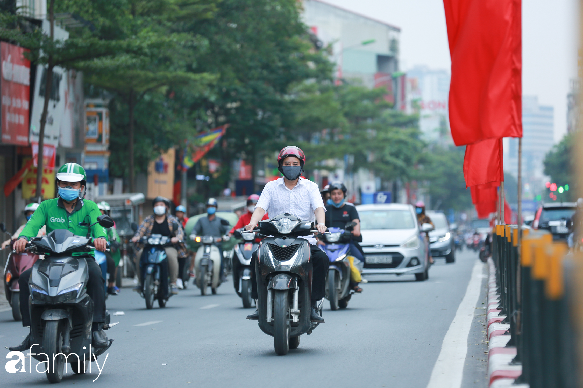 Hà Nội trở lại với &quot;đặc sản&quot; tắc đường vào giờ tan tầm, người ngồi xe máy kiệt sức giữa dòng người tấp nập - Ảnh 9.