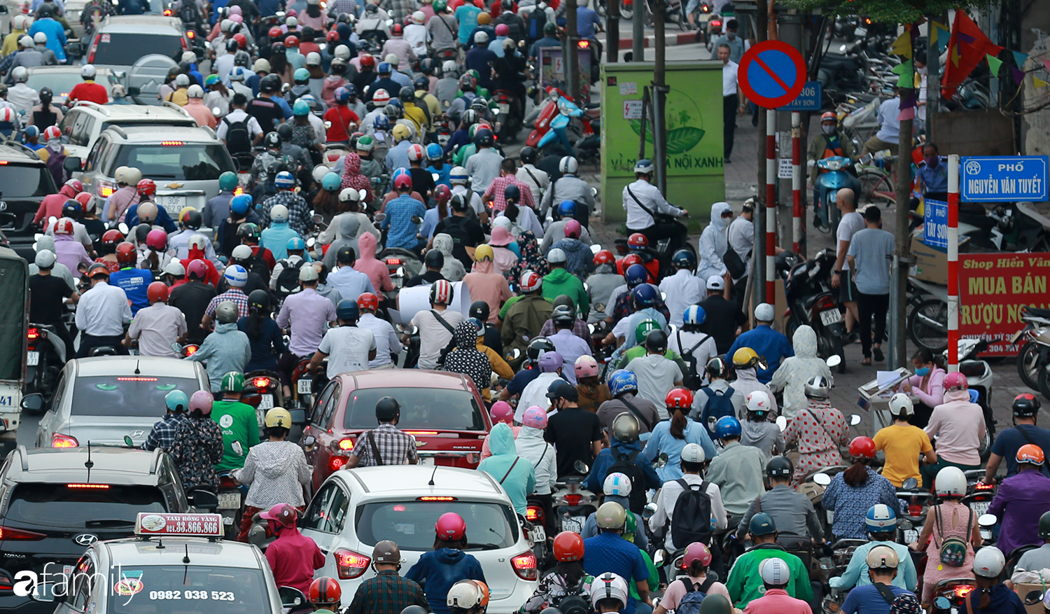 Hà Nội trở lại với &quot;đặc sản&quot; tắc đường vào giờ tan tầm, người ngồi xe máy kiệt sức giữa dòng người tấp nập - Ảnh 7.