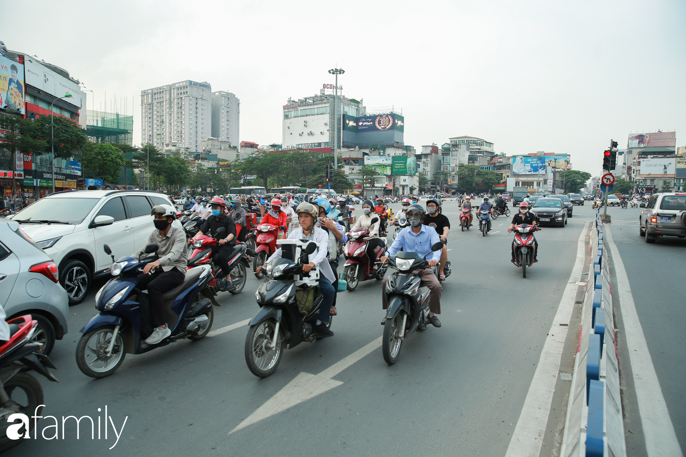 Hà Nội trở lại với &quot;đặc sản&quot; tắc đường vào giờ tan tầm, người ngồi xe máy kiệt sức giữa dòng người tấp nập - Ảnh 8.