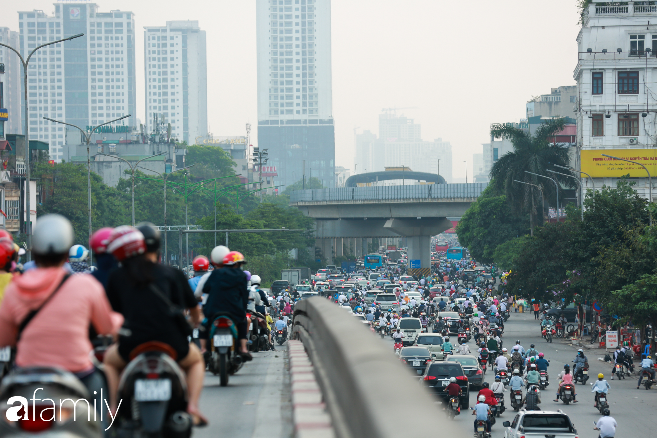 Hà Nội trở lại với &quot;đặc sản&quot; tắc đường vào giờ tan tầm, người ngồi xe máy kiệt sức giữa dòng người tấp nập - Ảnh 6.