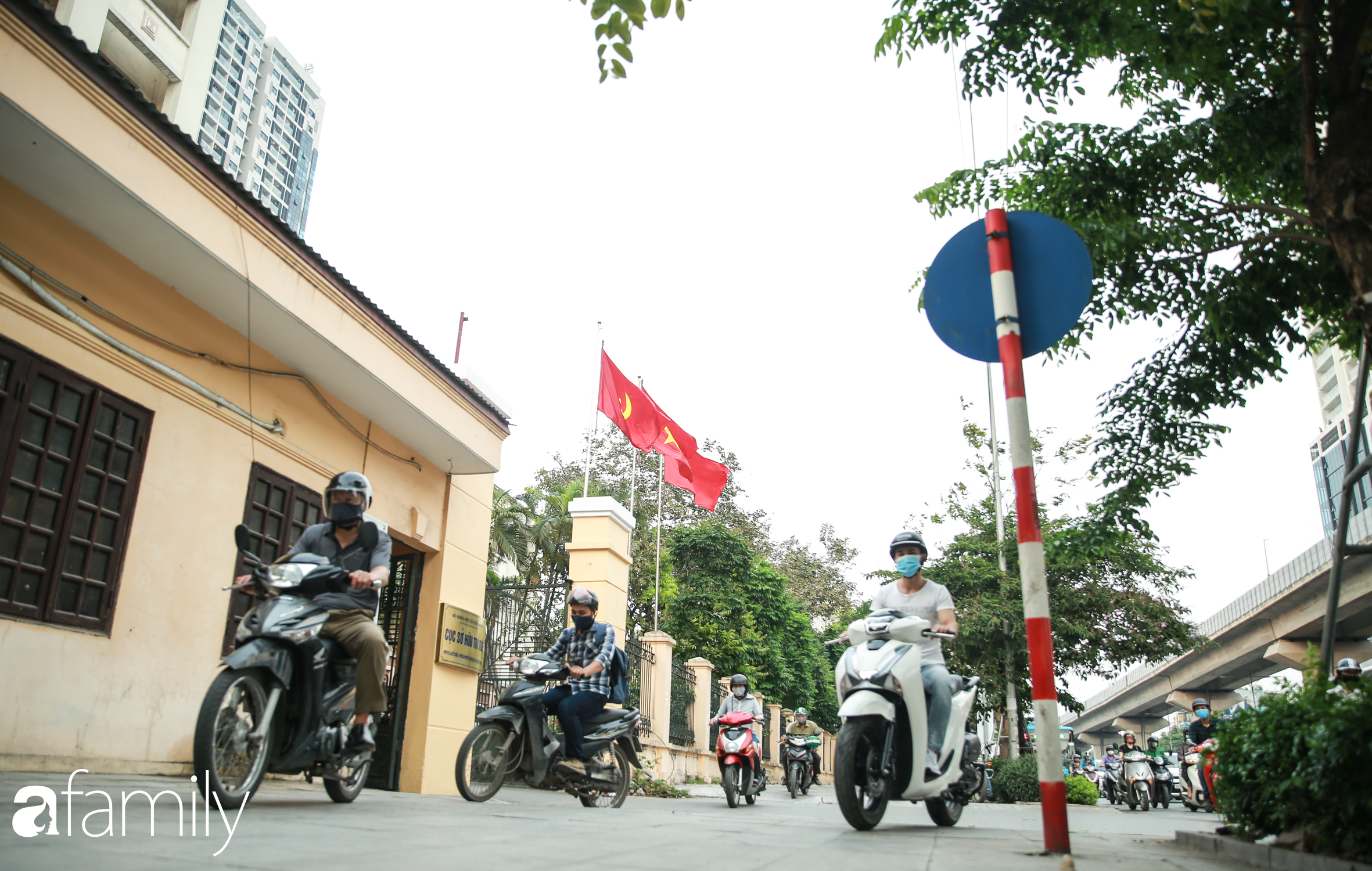 Hà Nội trở lại với &quot;đặc sản&quot; tắc đường vào giờ tan tầm, người ngồi xe máy kiệt sức giữa dòng người tấp nập - Ảnh 15.