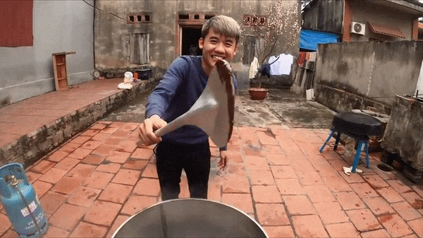 Bà Tân Vlog dùng tay trần "sờ mó" đồ ăn "khổng lồ" khiến người nhìn lập tức phản ứng vì thấy ghê - Ảnh 7. Bà Tân Vlog dùng tay trần "sờ mó" đồ ăn "khổng lồ" khiến người nhìn lập tức phản ứng vì thấy ghê - Ảnh 7.