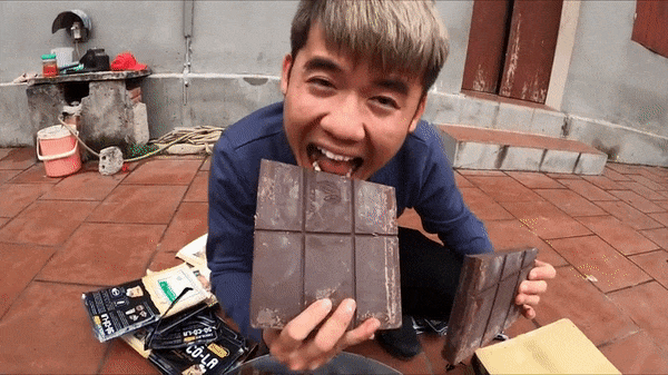 Bà Tân Vlog dùng tay trần "sờ mó" đồ ăn "khổng lồ" khiến người nhìn lập tức phản ứng vì thấy ghê - Ảnh 6. Bà Tân Vlog dùng tay trần "sờ mó" đồ ăn "khổng lồ" khiến người nhìn lập tức phản ứng vì thấy ghê - Ảnh 6.