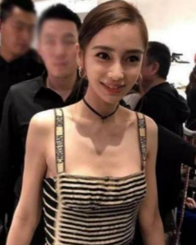 Nhan sắc các mỹ nhân Cbiz qua ống kính người qua đường: Angelababy gầy tới mức đáng sợ, thất vọng nhất lại là Địch Lệ Nhiệt Ba - Ảnh 1. Nhan sắc các mỹ nhân Cbiz qua ống kính người qua đường: Angelababy gầy tới mức đáng sợ, thất vọng nhất lại là Địch Lệ Nhiệt Ba - Ảnh 1.