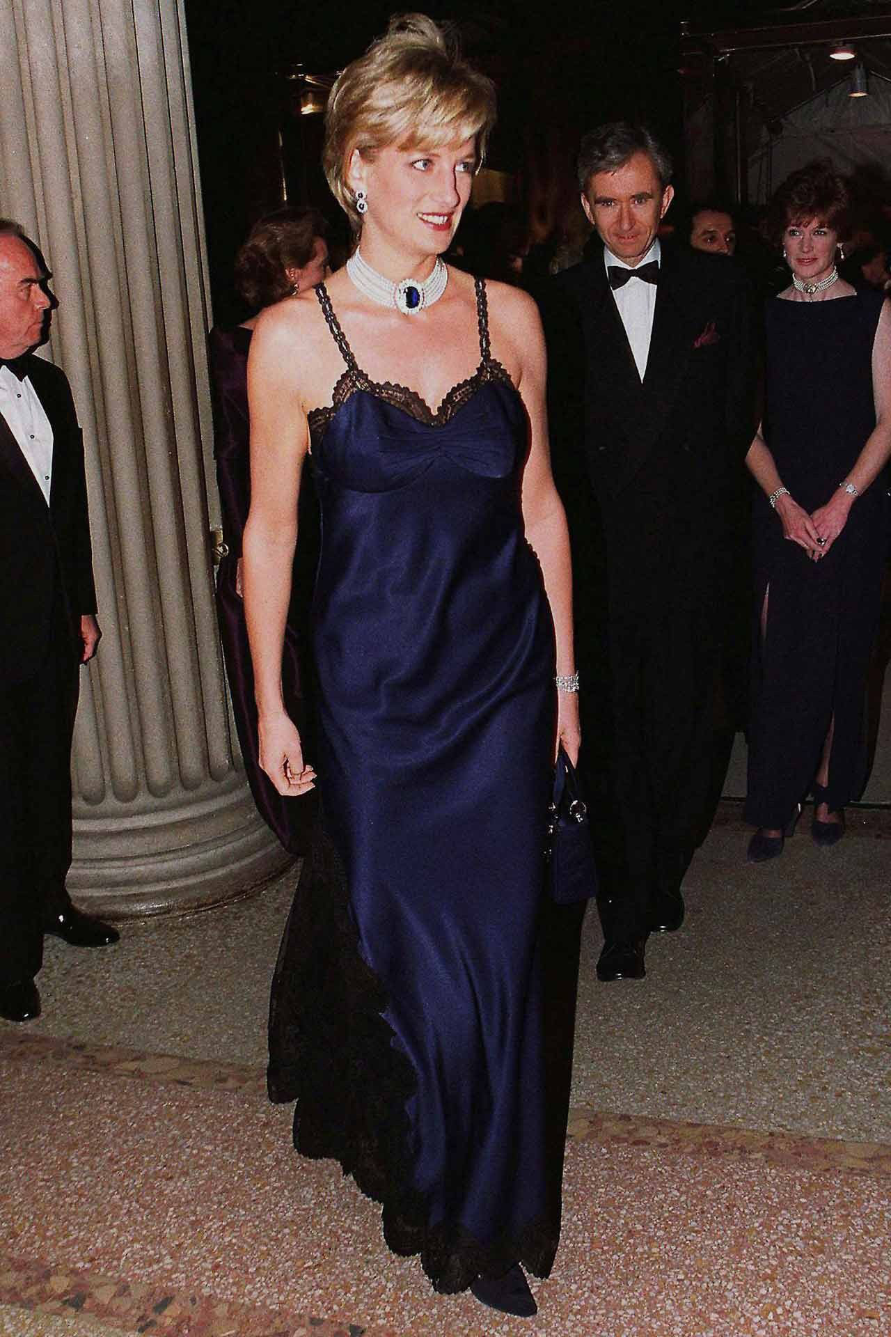 24 năm trước, Công nương Diana từng khiến cả thế giới phải sốc khi cả gan diện váy 2 dây sexy phá luật hoàng gia đến Met Gala - Ảnh 1.
