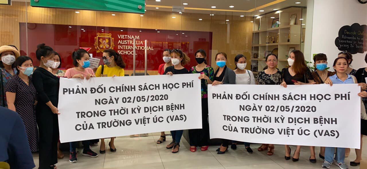 Bức xúc với chính sách thu học phí mùa dịch, phụ huynh đồng loạt kéo đến trường Quốc tế Việt Úc phản đối - Ảnh 12.