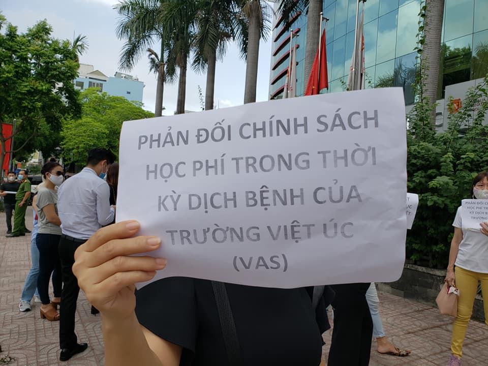 Bức xúc với chính sách thu học phí mùa dịch, đồng loạt phụ huynh kéo đến trường Quốc tế Việt Úc phản đối - Ảnh 7.