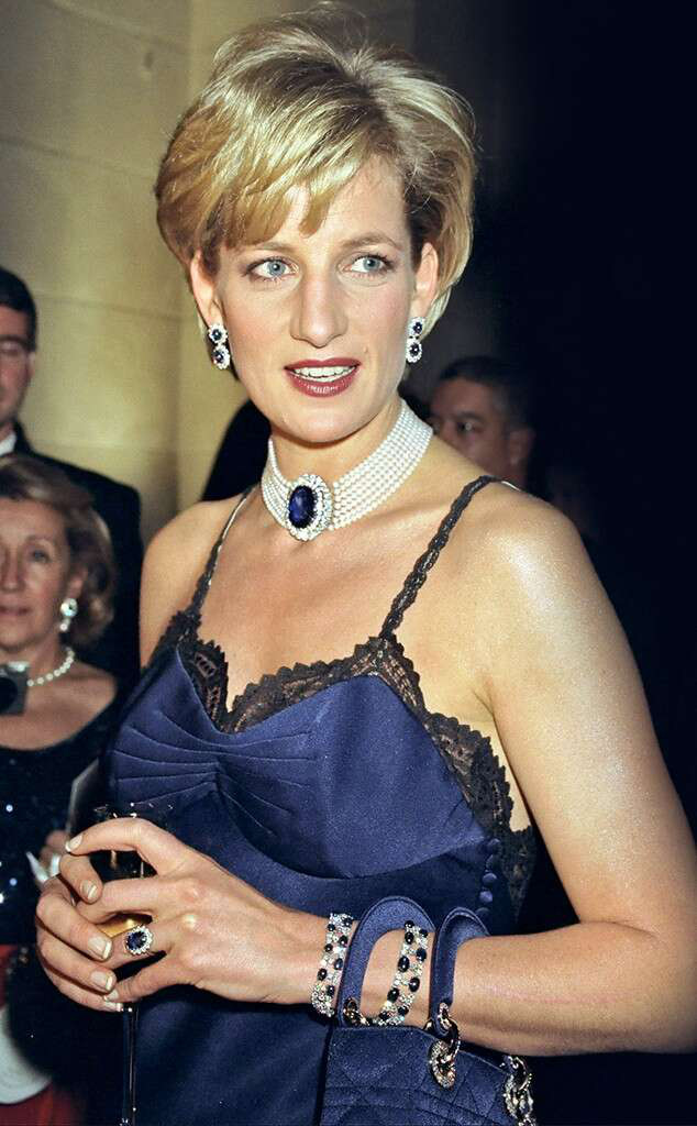 24 năm trước, Công nương Diana từng khiến cả thế giới phải sốc khi cả gan diện váy 2 dây sexy phá luật hoàng gia đến Met Gala - Ảnh 5.